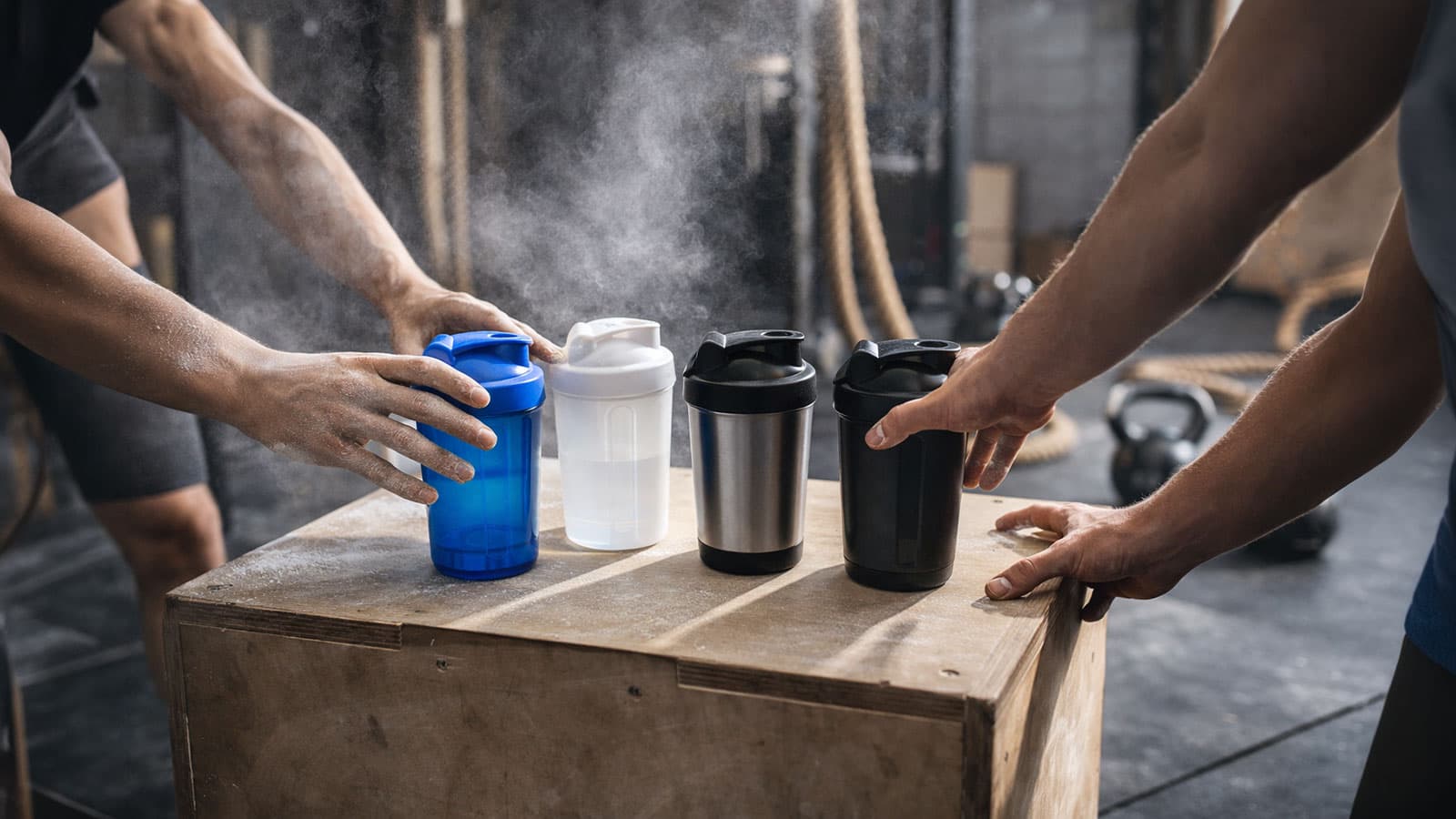 CrossFit Box Merchandise mit gebrandeten Shakern und Trinkflaschen fuer die Community